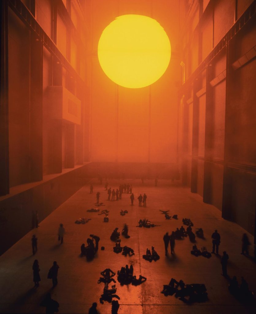 Olafur Eliasson, atardecer en la Tate Gallery. Enfrenta al público a nuevas formas de percepción, jugando con la luz y la temperatura.